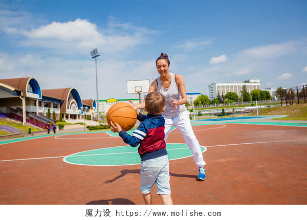亲子活动亲子运动妈妈小男孩儿子玩耍在篮球场